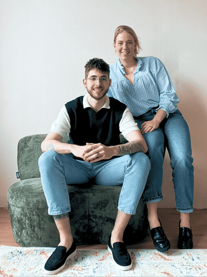 Een foto van de eigenaren van Herinner Samen. Sam en Annika