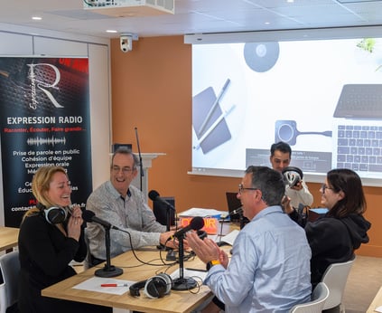 Groupe en atelier radio avec Expression Radio : prise de parole et cohésion d’équipe au micro.