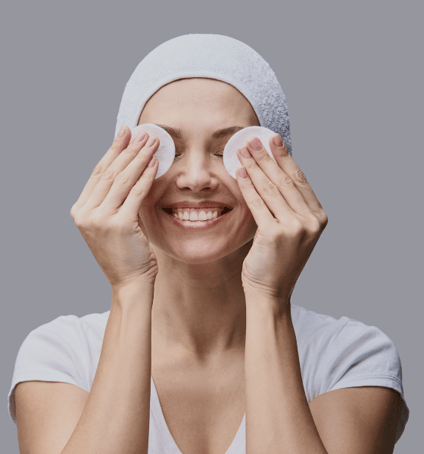 Woman using Medicube Zero Pore Pads