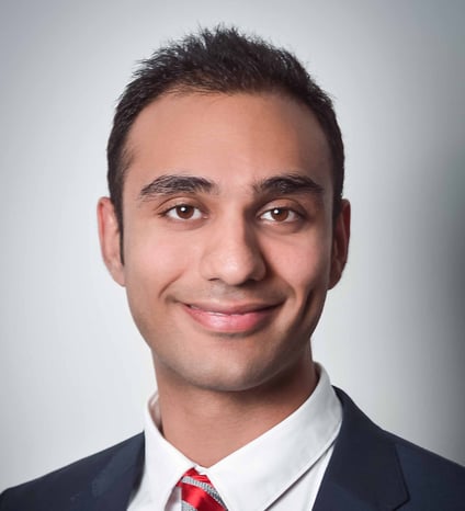 Portrait of Adel, certified clinical hypnotherapist and Reiki practitioner