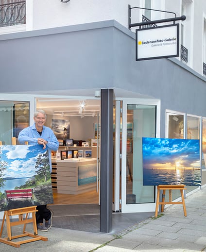 Galeriebesitzer in Überlingen am Bodensee zeigt limitierte Seebilder-Kollektion