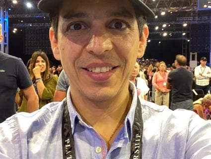 Daniel Bursztyn in a hat and a camera without glasses
