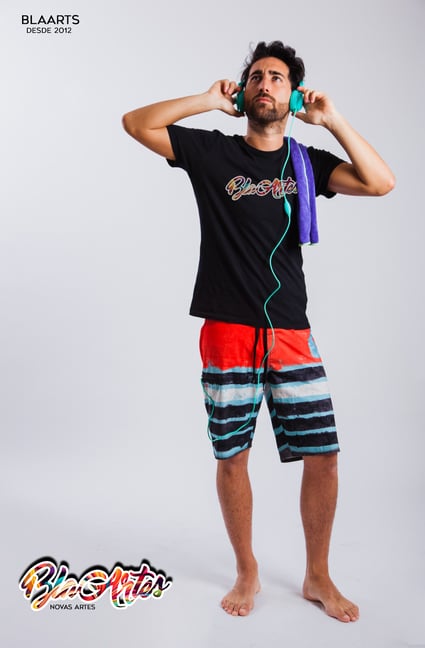 Camiseta Bla Artes preta com modelo 