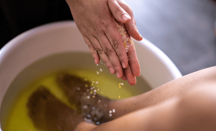 hidroterapia. escalda pés. spa dos pés. terapia com água. tratamento natural