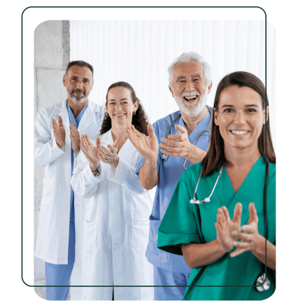 Equipe médica celebrando resultados, representando crescimento e sucesso com apoio contábil