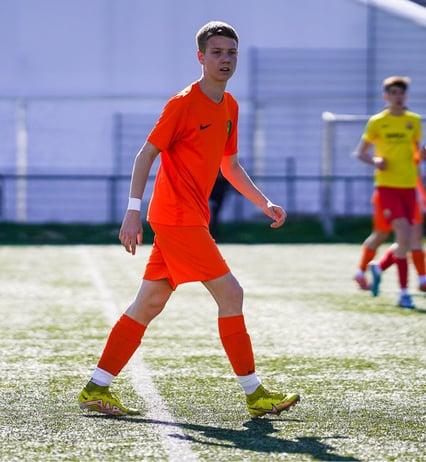 Márkó Mándity joue contre l'Académie du Barça.