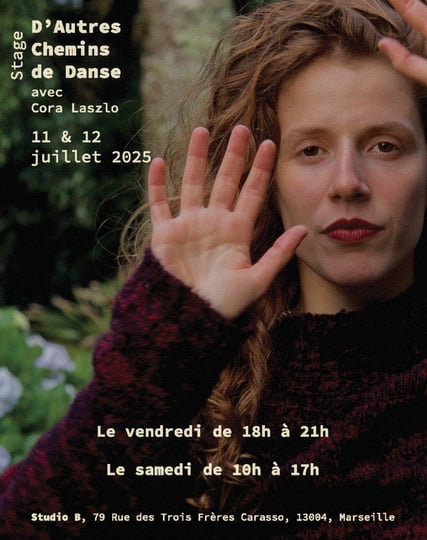femme avec une main levée
