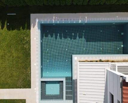 Vergleich: Pool mit Mosaik oder Betonbecken mit Folie – die bessere Wahl für Langlebigkeit.