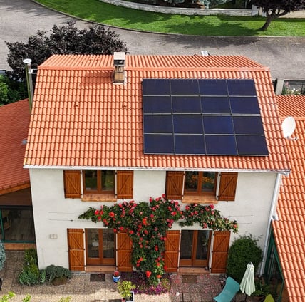 Installation de panneaux solaires photovoltaïques sur le toit d'une maison à étage