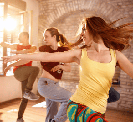 groupe de femmes qui font de la Zumba