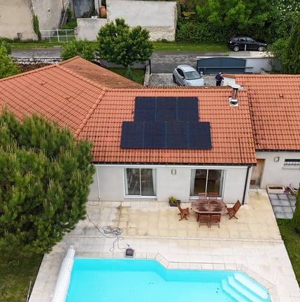 Panneaux solaires sur le toit d'une maison avec piscine 