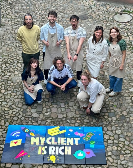 L’equipe de team building montre fièrement leur création