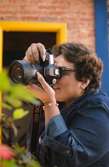Fotógrafa Taty Pacheco trabalhando em sua arte.