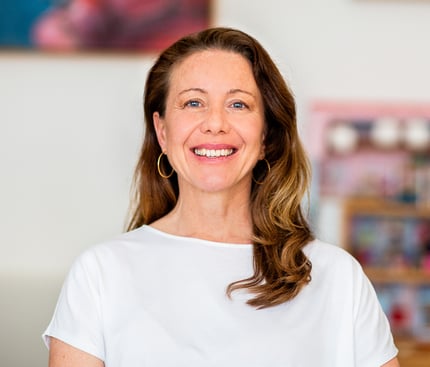 Portraitaufnahme von Pia Jakob mit freundlichem Lächeln und einladender Atmosphäre