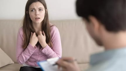 Femme durant accompagnement personnalisé en thérapie brève traumatisme à Lyon 6