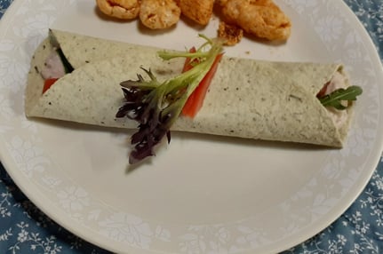 tuna salad lettuc/tomato xtreme wrap