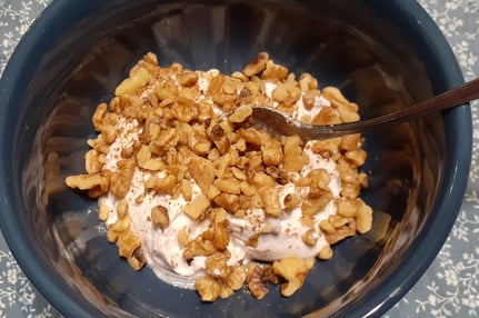 yogurt with walnuts