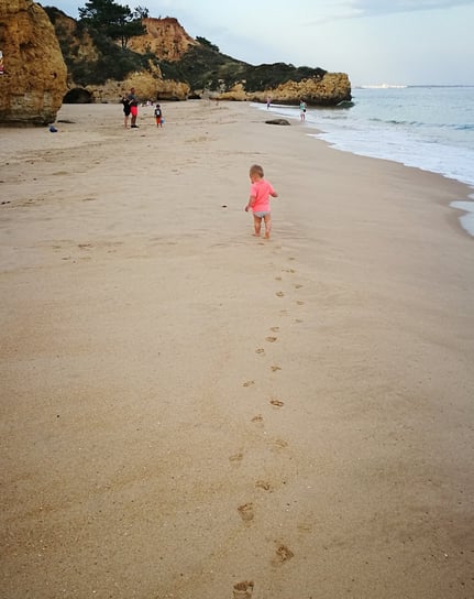 klein jongetje wat heerlijk op een portugees strand loopt bij Albufeira