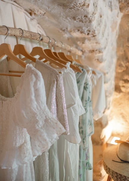 photo du dressing, des robes de grossesses, pour femme enceintes proposé par le studio des 4 saisons