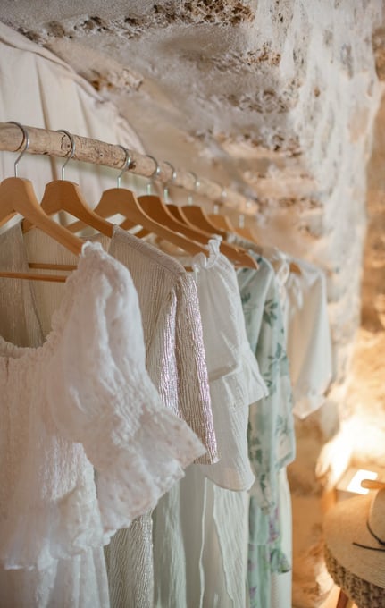 photo du dressing, des robes de grossesses, pour femme enceintes proposé par le studio des 4 saisons