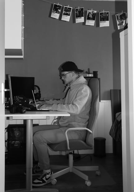 Marnix van Dam sitting in his room working on a edit