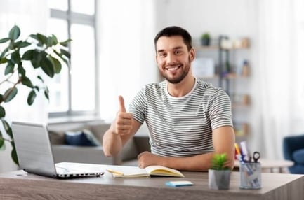Homme qui retrouve confiance et motivation en accompagnement en bilan de compétences