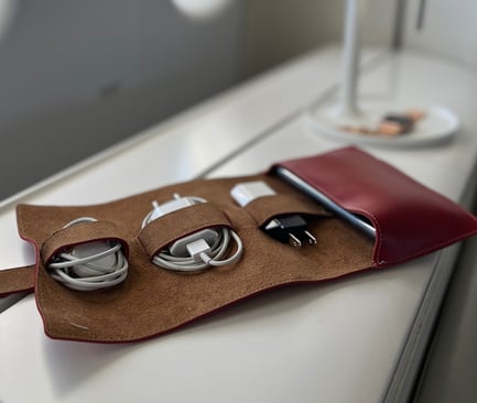 pochette vegan pour câbles , rangement pour cables de chargement en simili cuir pour le voyage 