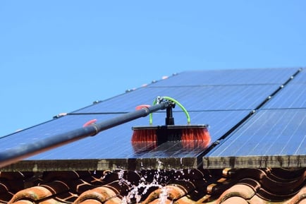 Fassaden-, Dach-, Fenster-, PV- und Pflastersteinreinigung von Easy-Sauber – gründlich, professionel