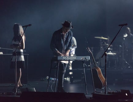 Musicos actuando en el escenario