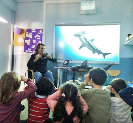 des enfants qui font le signe du requin marteau avec Alain Surina