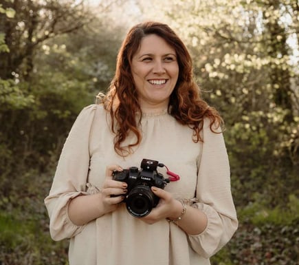 Vidéaste de mariage posant avec son appareil en main, entre passion et professionnalisme