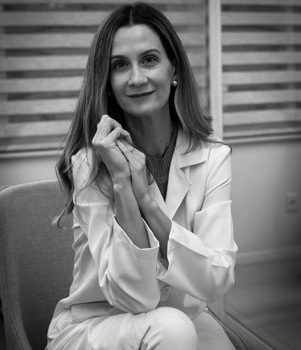 Endocrinologista no consultório atenciosa na consulta