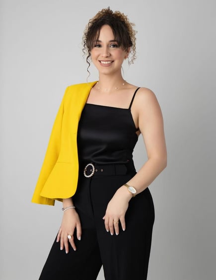 Mujer vestida de negro y  amarillo.