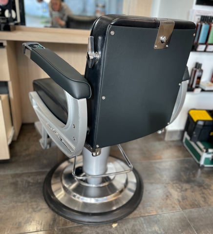 Fauteuil de barbier en expansé simili cuir noir