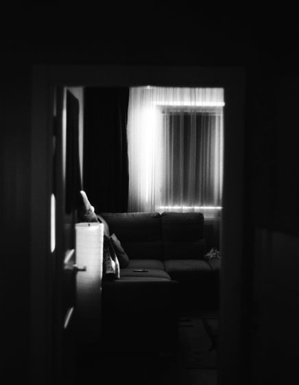 Uma galeria de arte em casa, exibindo uma coleção de pinturas abstratas e fotografias urbanas