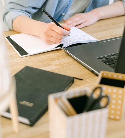 woman-writing-guest-post-on-the-notebook-about-digital-ingredients-beemk-be-emarketing