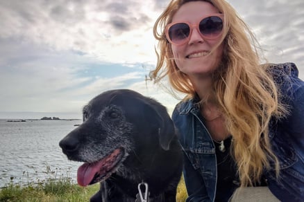 photo de l'artiste Eva Girardeau en bord de mer avec sa chienne Loula