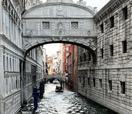 gôndola passando pelos canal de Veneza e debaixo de ponte do suspeito