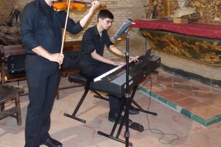 Músicos en ceremonia religiosa