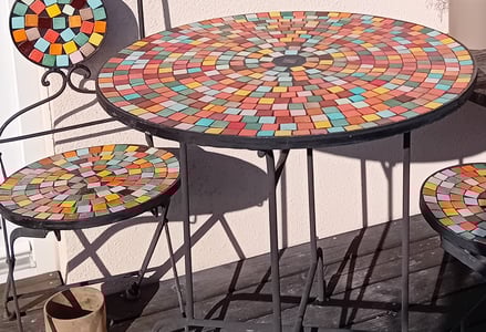 chaises et table mosaïque recyclage ateliers créatifs terres de papiers