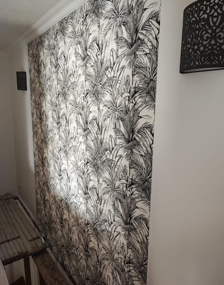 Papier peint jungle noir et blanc sur mur d’escalier