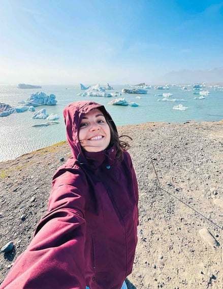 Eva devant des icebergs en Islande.