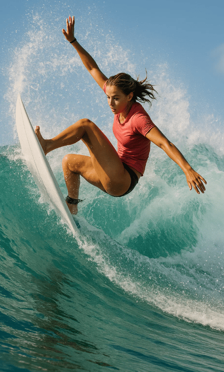 Une surfeuse réalise une figure de surf pour la journée du surf