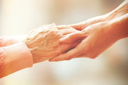 main-entraide-bienveillance-soutenir-aider