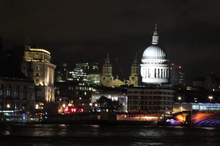 Cathédrale Saint Paul et la Tamise de nuit