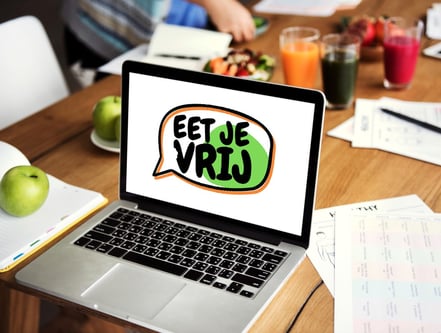 een laptop met het logo van eet je vrij erop