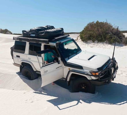 Landcruiser ensablé dans les dunes près de Lancelin dans l'Australie Occidentale.