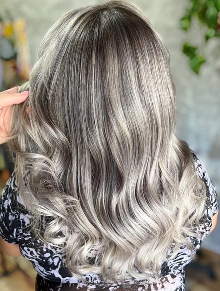 Cabelo brilhante após tratamento de nutrição intensa no Studio Amanda Amorim.