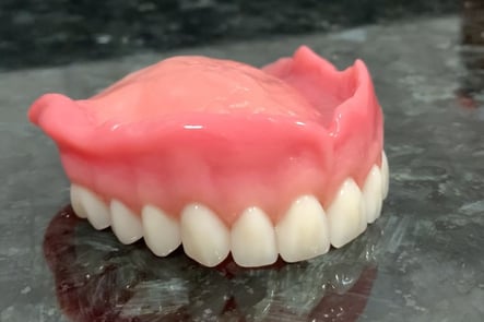 Laboratorio dental completa técnica SEMC