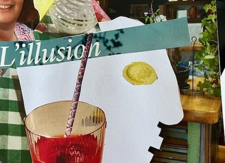 Photo de Magali STrassel, art-thérapeute, montrant une oeuvre de collage